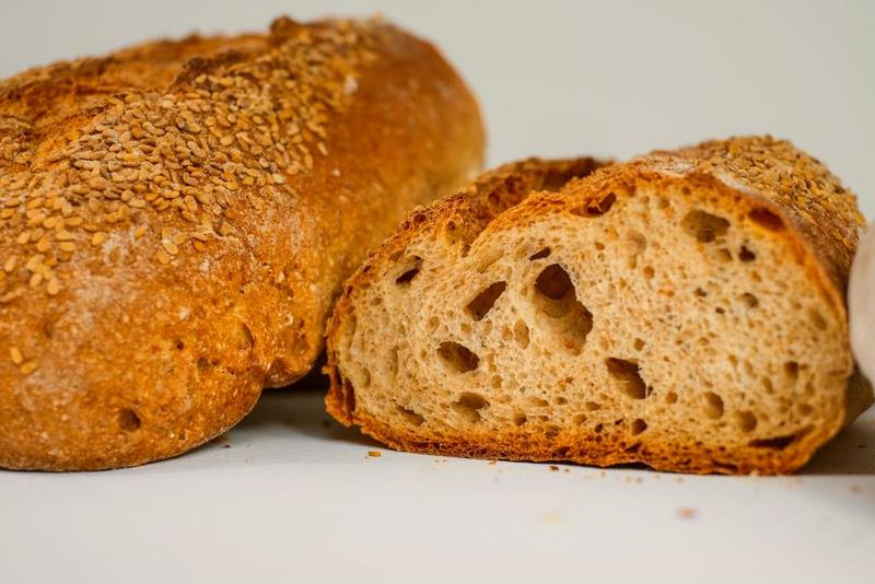 filone di pane integrale tagliato