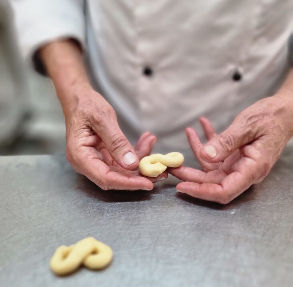 lavorazione dei frollini al bergamotto