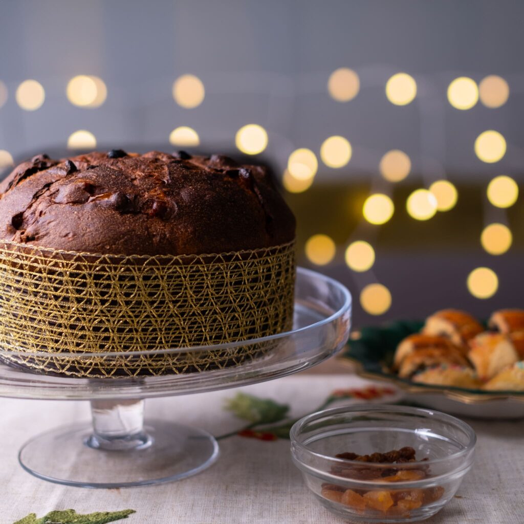 Panettone tradizionale su alzatina