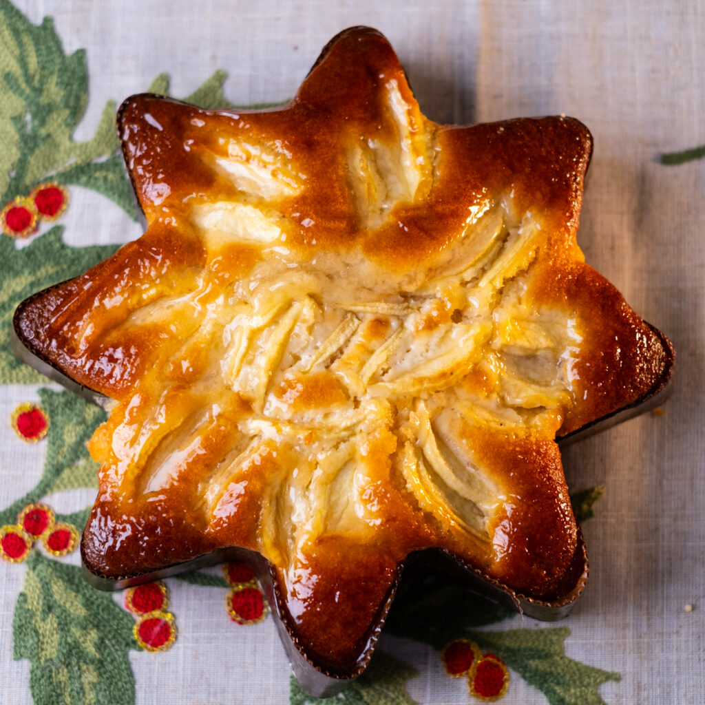 Dolce natalizio con mele fresche a forma di stella