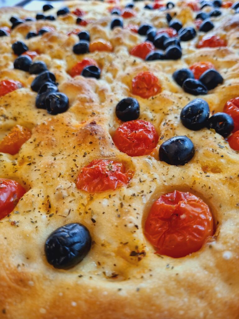 Focaccia vegan con ciliegino e olive